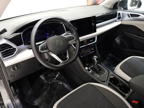 Used 2025 Volkswagen Taos SE w/ Black Wheel Package image 10