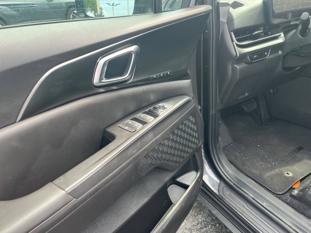 Used 2026 Kia Carnival SX w/ SX Dark Edition Package FWD image 11
