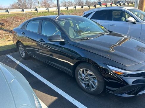 Used 2024 Hyundai Elantra Blue image 3