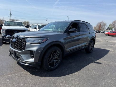 Used 2025 Ford Explorer ST-Line w/ ST-Line Street Pack AWD/4WD image 4