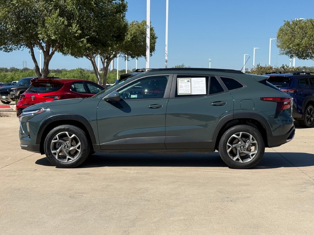 Used 2025 Chevrolet Trax LT FWD image 2