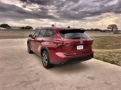 Used 2021 Toyota Highlander XLE image 5