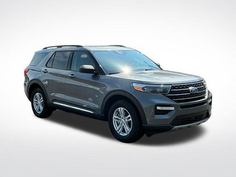 Used 2022 Ford Explorer XLT w/ Equipment Group 202A image 8