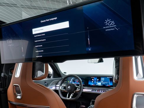 Used 2025 BMW 760i xDrive w/ Executive Package image 29