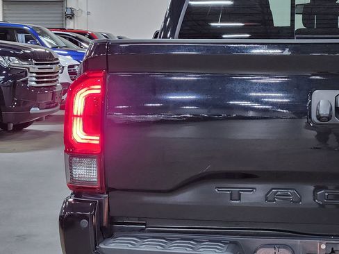 Used 2018 Toyota Tacoma TRD Sport w/ Technology Package image 20