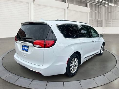 Used 2020 Chrysler Pacifica Touring-L FWD image 5