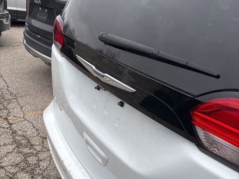 Used 2022 Chrysler Voyager LX image 11