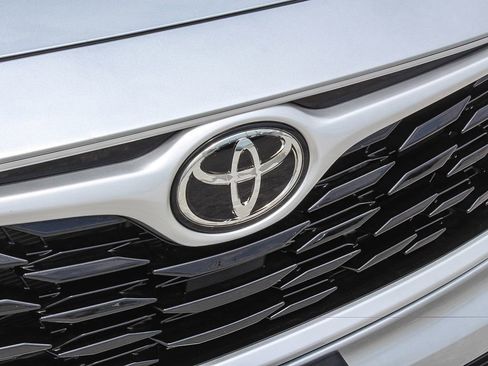 Used 2023 Toyota Highlander XLE FWD image 12
