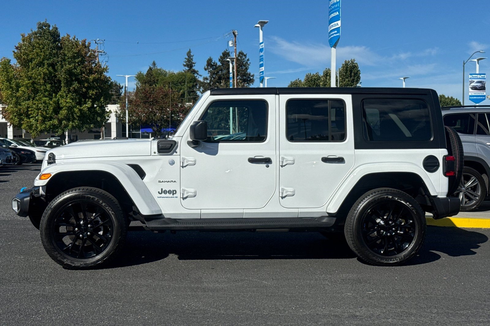 Used 2023 Jeep Wrangler Unlimited Sahara AWD/4WD image 2