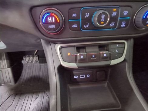 Used 2022 GMC Terrain SLE w/ Driver Convenience Package image 15