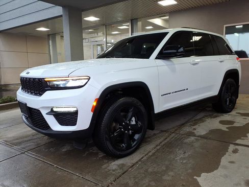 Used 2025 Jeep Grand Cherokee Limited w/ Black Appearance Package image 3