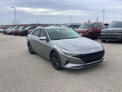 Certified 2023 Hyundai Elantra SEL w/ Preferred Accessory Package image 3