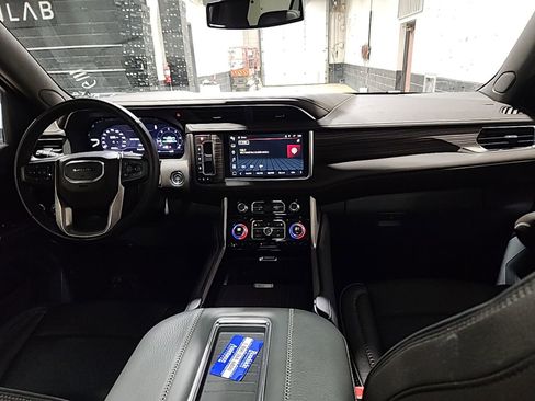 Used 2024 GMC Yukon Denali image 9