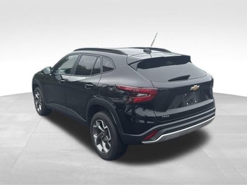 Used 2025 Chevrolet Trax LT w/ LT Convenience Package FWD image 4