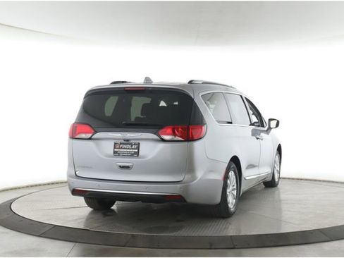 Used 2019 Chrysler Pacifica Touring-L FWD image 7