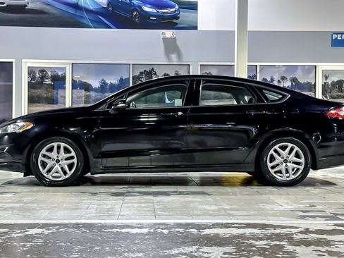 Used 2016 Ford Fusion SE image 2