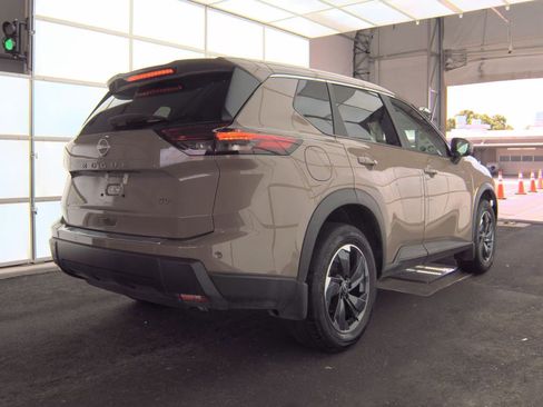 Used 2024 Nissan Rogue SV FWD image 6