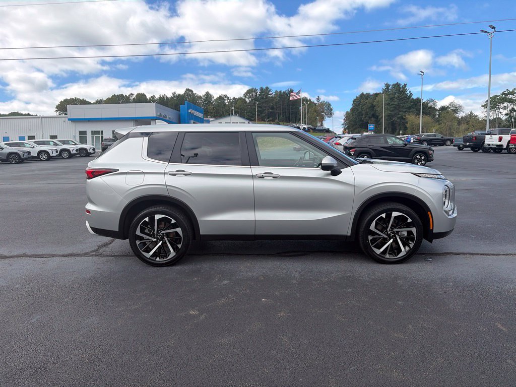 Used 2024 Mitsubishi Outlander SE Black Edition AWD/4WD image 11