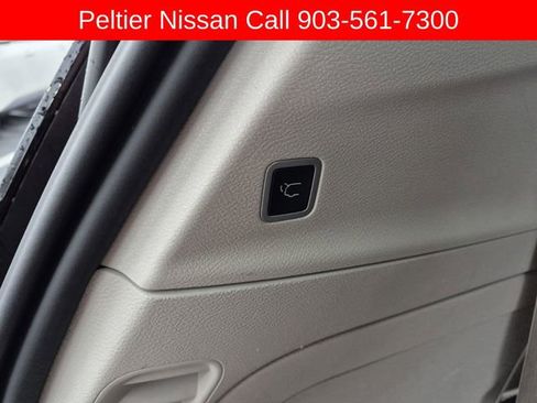 Used 2024 Chrysler Pacifica Limited FWD image 10