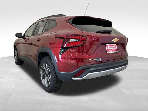 Used 2025 Chevrolet Trax LT FWD image 3