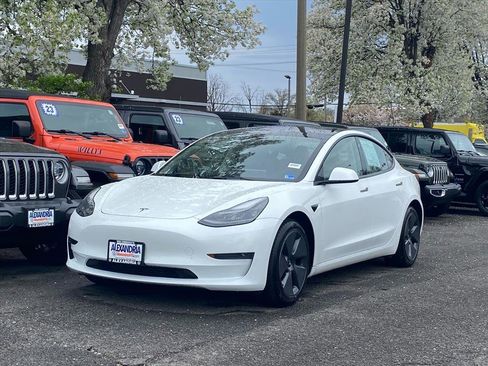 Used 2023 Tesla Model 3 Standard Range image 1