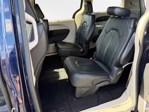 Used 2020 Chrysler Pacifica Touring-L w/ Tire & Wheel Group image 24