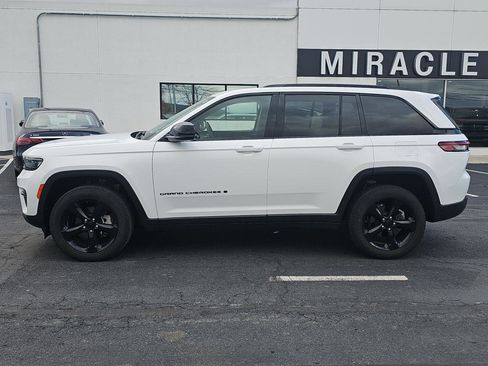 Used 2023 Jeep Grand Cherokee Limited w/ Black Appearance Package AWD/4WD image 3