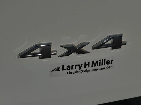 Used 2018 Jeep Cherokee Limited image 32