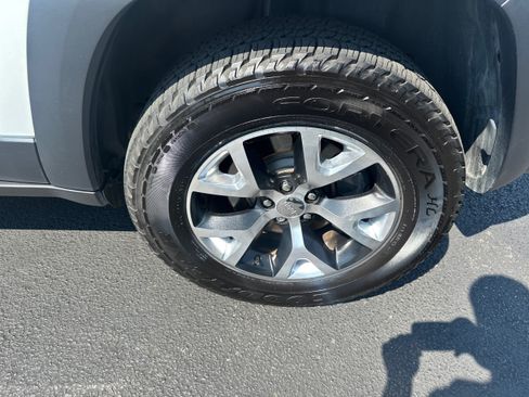 Used 2017 Jeep Cherokee Trailhawk AWD/4WD image 26