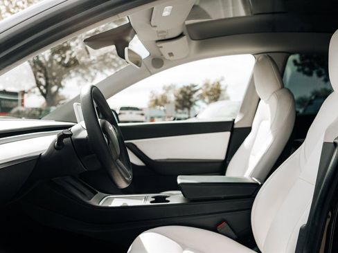 Used 2021 Tesla Model Y Long Range AWD/4WD image 19