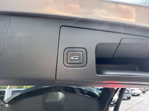 Used 2024 Cadillac XT4 Premium Luxury FWD image 17