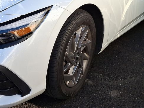 Used 2024 Hyundai Elantra SEL FWD image 9