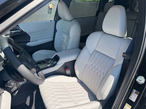 Used 2025 Mitsubishi Outlander AWD image 24