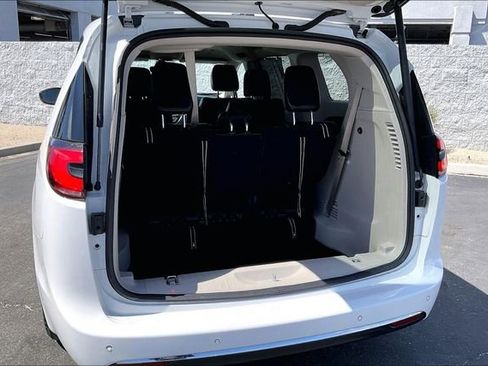 Used 2023 Chrysler Pacifica Touring-L FWD image 34