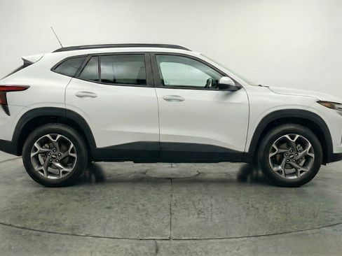 Used 2025 Chevrolet Trax LT FWD image 11
