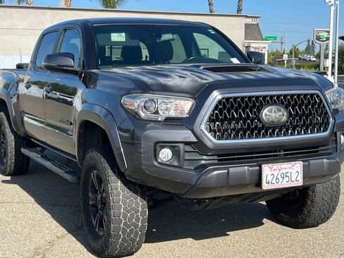 Used 2018 Toyota Tacoma TRD Sport w/ Technology Package AWD/4WD image 3
