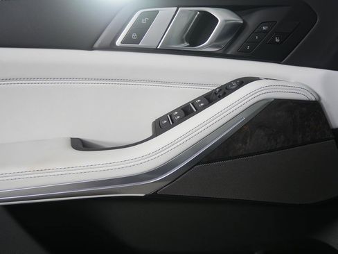 Used 2026 BMW X5 sDrive40i w/ M Sport Package RWD image 9