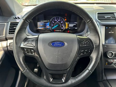 Used 2018 Ford Explorer XLT w/ Equipment Group 202A FWD image 13