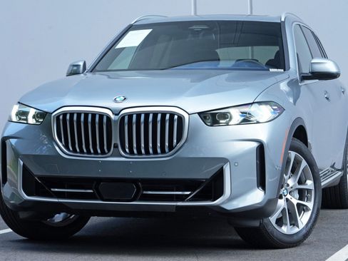 Used 2024 BMW X5 xDrive40i w/ Premium Package AWD/4WD image 3