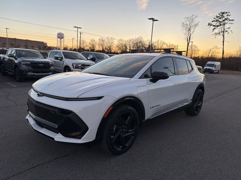 Used 2024 Chevrolet Equinox EV RS image 3