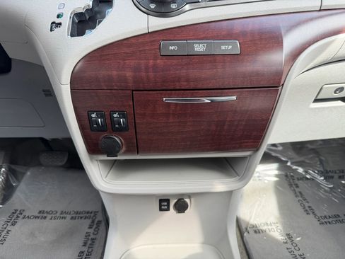 Used 2013 Toyota Sienna XLE image 29