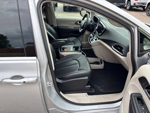 Used 2024 Chrysler Pacifica Touring-L FWD image 12
