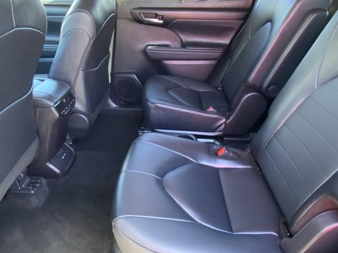 Certified 2025 Toyota Highlander XLE image 18