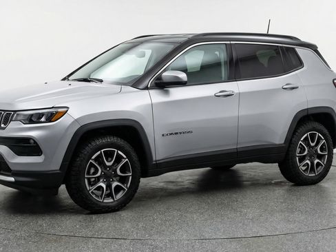 Used 2025 Jeep Compass Trailhawk AWD/4WD image 3