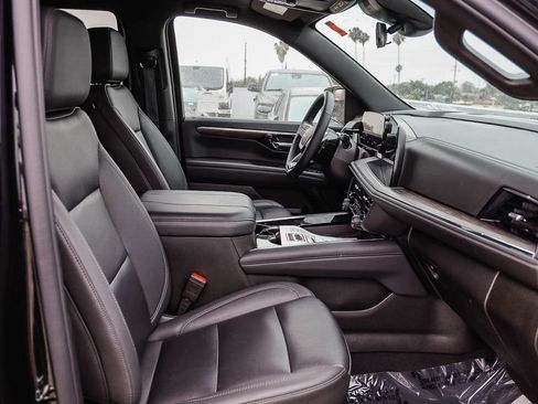 Used 2025 Chevrolet Tahoe LT AWD/4WD image 20