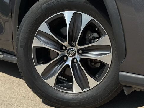 Certified 2024 Toyota Highlander XLE FWD image 9