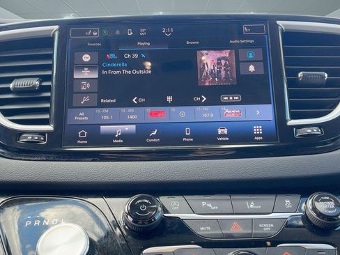 Used 2023 Chrysler Pacifica Touring-L image 22