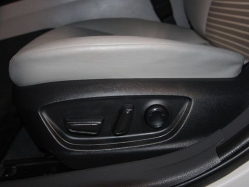 Used 2022 Toyota Camry SE w/ Convenience Package FWD image 7