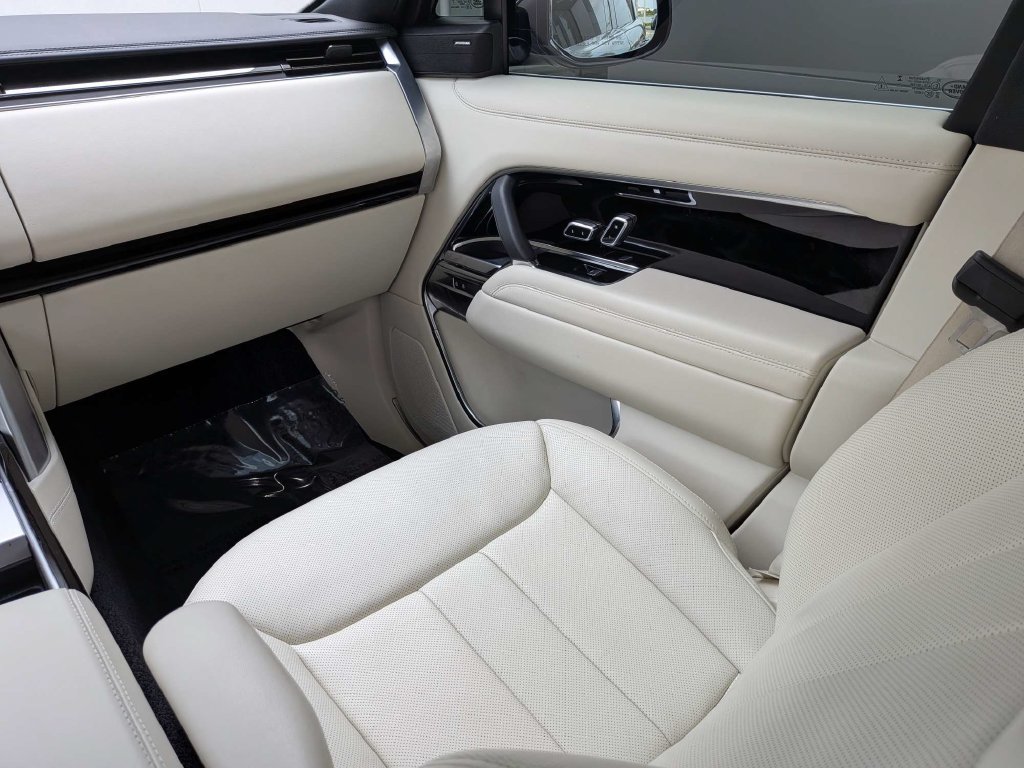 Certified 2025 Land Rover Range Rover SE AWD/4WD image 16