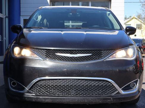 Used 2018 Chrysler Pacifica Touring Plus w/ Tire & Wheel Group FWD image 8